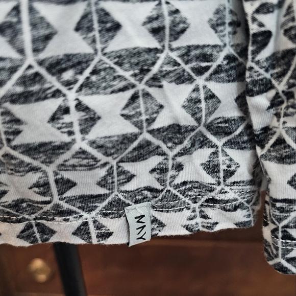 MNY 3x scoop neck long sleeve geometric pattern top - Picture 6 of 6